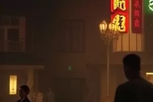 《雾中少年》清晨雾气街道场景的中文字幕动画封面